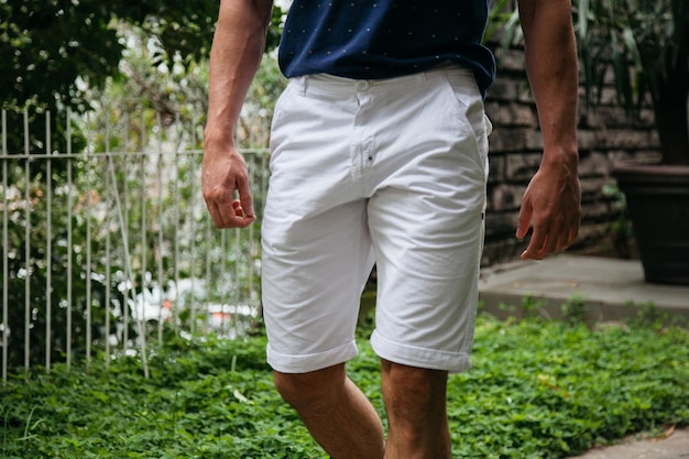 Photo midsection of man walking in yard