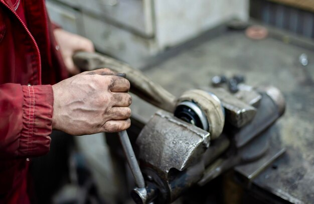 Photo midsection of man working on metal