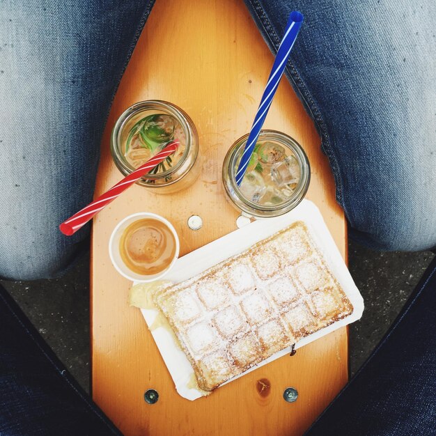 Photo midsection of people with food on bench