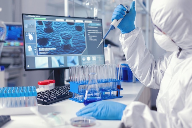 Photo midsection of scientist working in laboratory