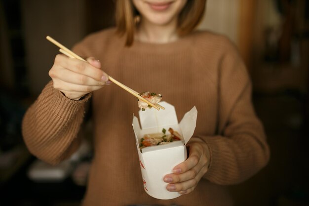 Photo midsection of woman eating food at home