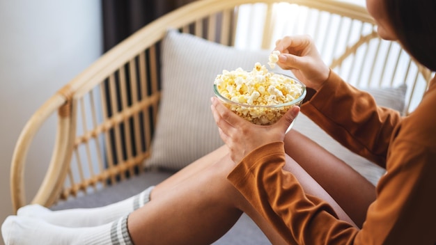 Photo midsection of woman eating food