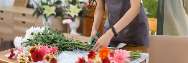 Photo midsection of woman holding bouquet