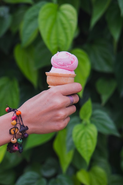 Photo midsection of woman holding ice cream