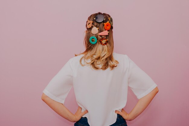 Photo midsection of woman standing against pink background