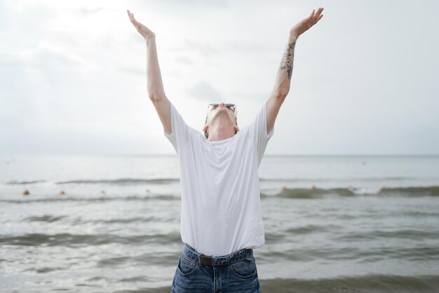 Photo midsection of woman standing at beach against sky