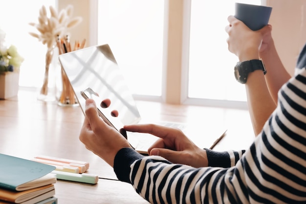 Photo midsection of woman using smart phone on table