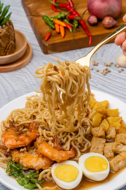 Mie rebus medan or Noodle Soup 

The dish is made of yellow egg noodles which are also used in Hokkien mee with a spicy slightly sweet currylike gravy The gravy is made from shrimp or tauchu broth