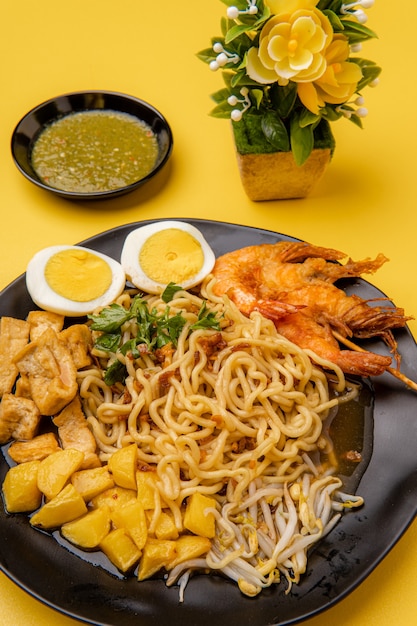 Mie rebus medan or Noodle Soup 

The dish is made of yellow egg noodles which are also used in Hokkien mee with a spicy slightly sweet currylike gravy The gravy is made from shrimp or tauchu broth