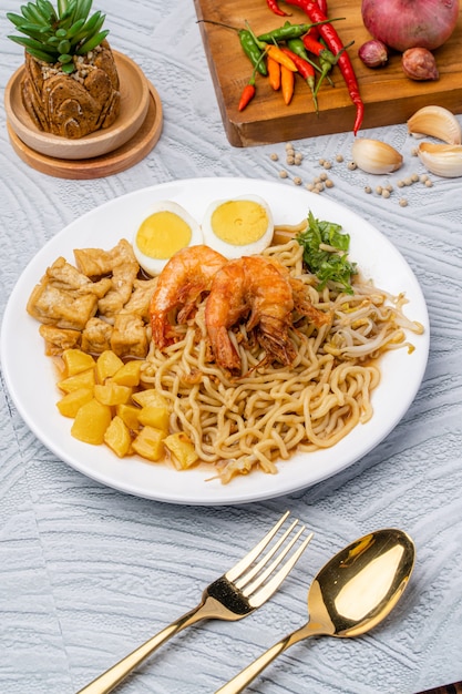 Mie rebus medan or Noodle Soup 

The dish is made of yellow egg noodles which are also used in Hokkien mee with a spicy slightly sweet currylike gravy The gravy is made from shrimp or tauchu broth