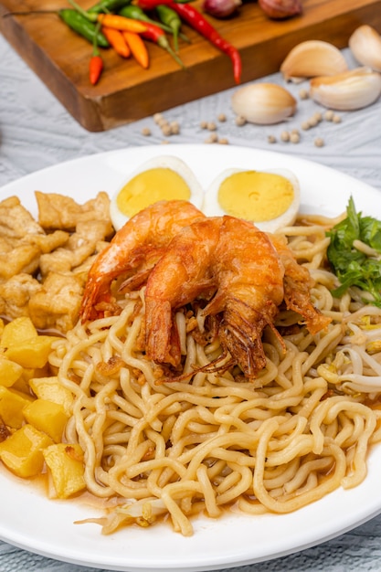 Mie rebus medan or Noodle Soup 

The dish is made of yellow egg noodles which are also used in Hokkien mee with a spicy slightly sweet currylike gravy The gravy is made from shrimp or tauchu broth