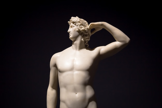 Photo milan, italy - june 2020:  the ancient sculpture apollo crowning himself - 1782 - antonio canova's masterpiece. intesa italian museum.