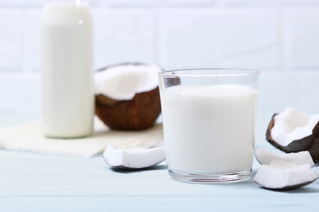 Photo milk and broken coconuts on the table vegetable milk a veggie drink