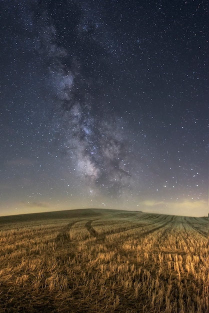 Photo milky way over a hill of recently harvested cereal in the vegavaldavia region palencia