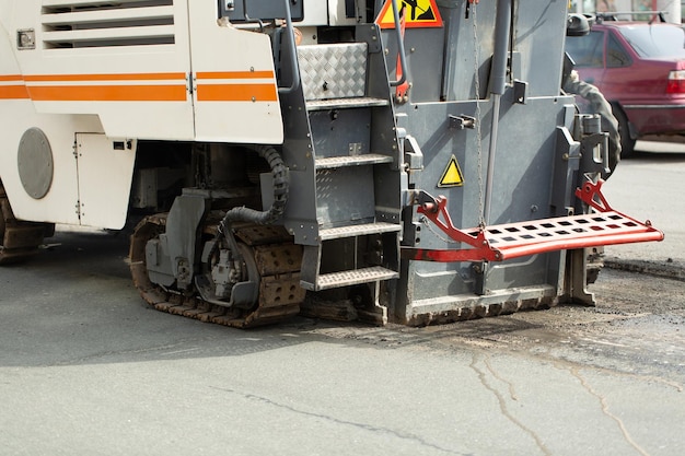 Milling of asphalt for road reconstruction