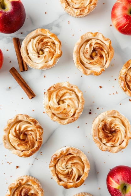 Photo mini apple pies on marble background