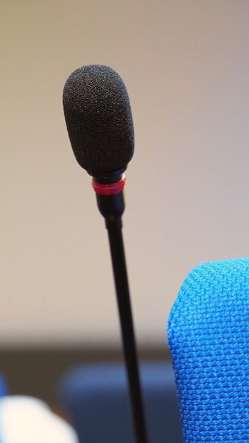 Photo mini microphone speaker in conference hall for speech in business seminar or organisation training