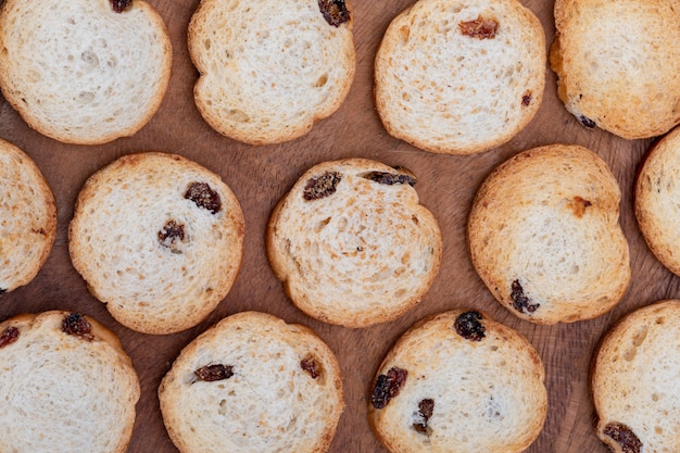 Mini round toasts of bread with raisins. 