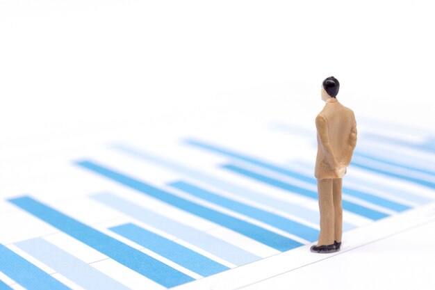 Photo miniature figures businessmen standing on a graph chart financial