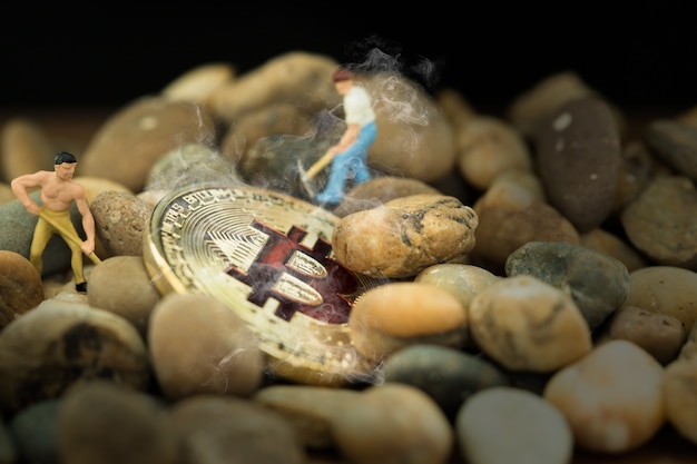 Photo miniature people worker digging bitcoin on pebbles