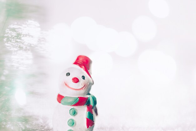 Photo a miniature  snowman on christmas background.xmas greeting card with copy space.