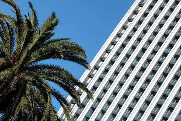 Photo minimalistic photo of a modern building with a striped pattern on its exterior