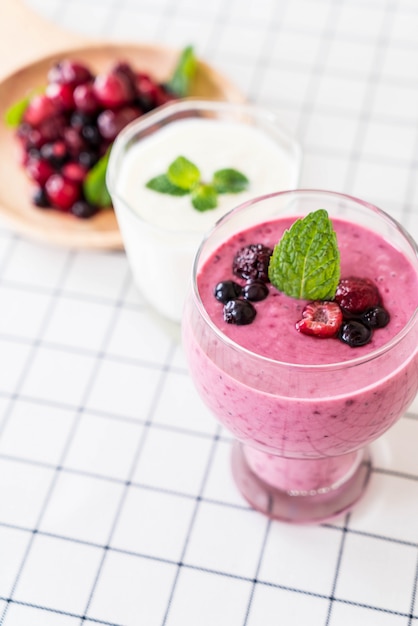 mixed berries with yogurt smoothies