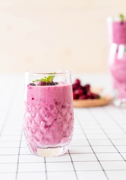 mixed berries with yogurt smoothies