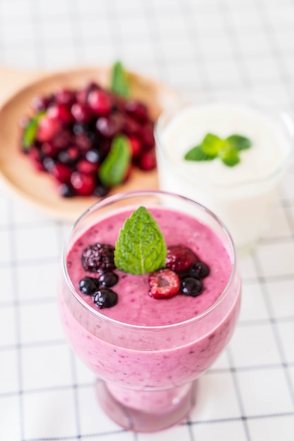 mixed berries with yogurt smoothies