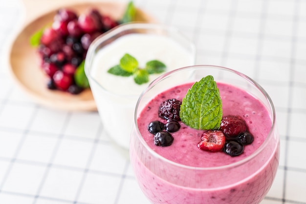 mixed berries with yogurt smoothies