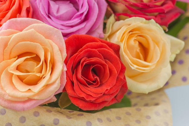 Photo mixed colorful roses full blooming beauty roses flowers bouquet of fresh beautiful flowers