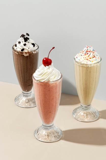 Photo mixed flavor milkshakes at a cafe