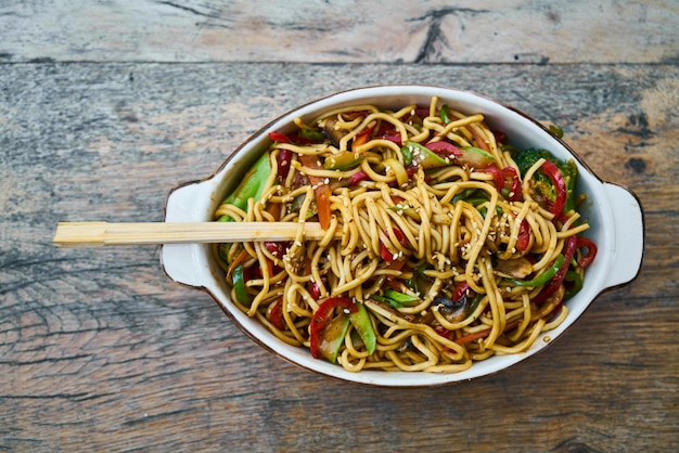 Photo mixed noodles with vegetable meat and chicken served in dish isolated on table side view of middle