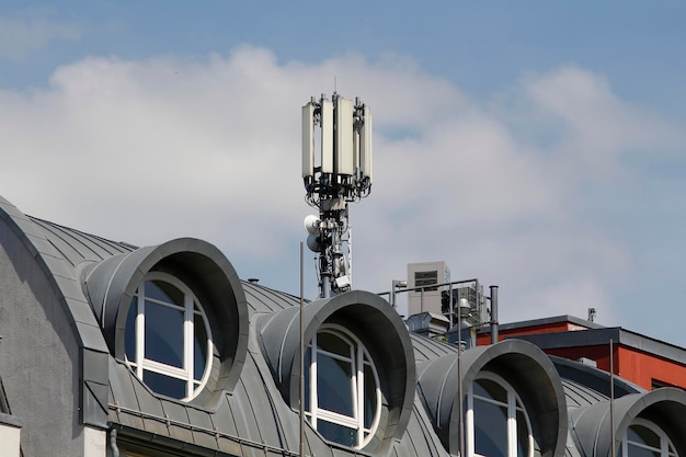 Mobile antenna in the roof of a building