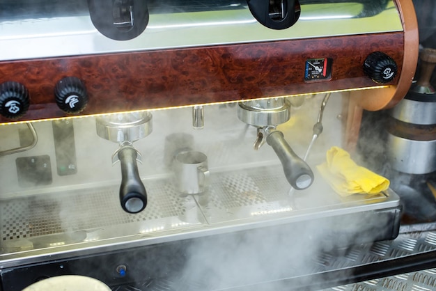 Mobile coffee machine with vapor