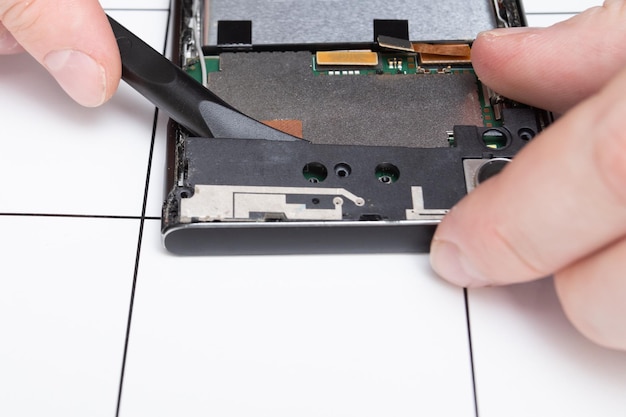 Mobile phone repair Wizard detaches smartphone parts