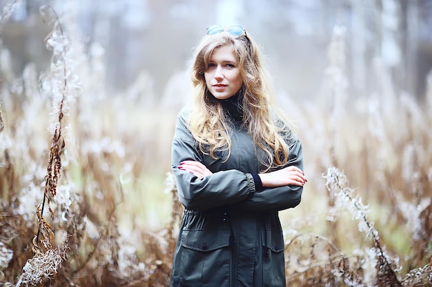 model late autumn in the park, european style adult girl in seasonal glamorous look