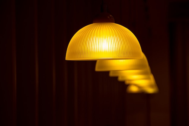 Photo modern lamps hanging from the ceiling on a dark background