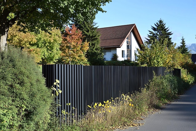 Photo modern metal fencing in residential areas