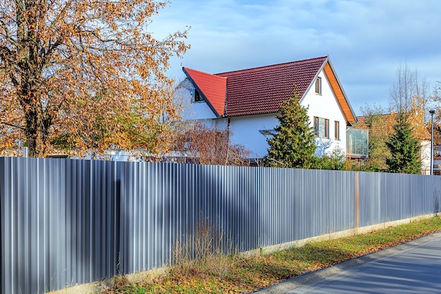 Photo modern metal fencing in residential areas