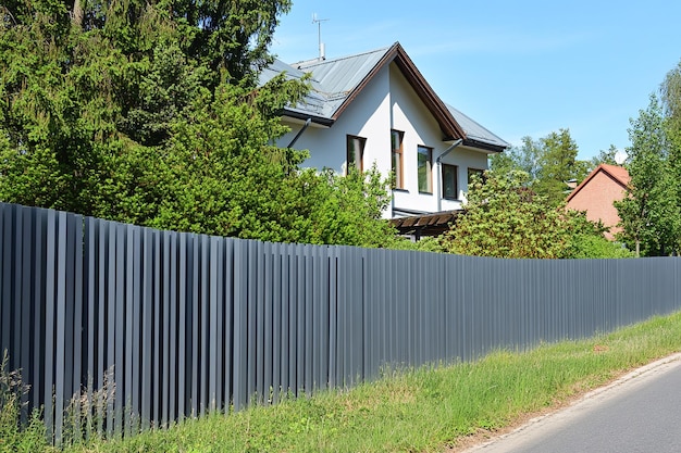 Photo modern metal fencing in residential areas