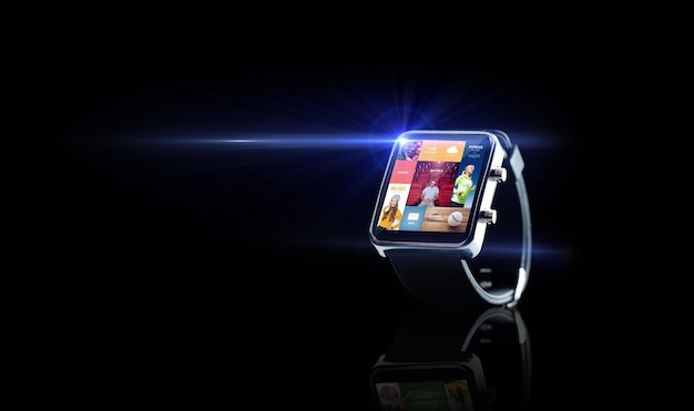 Photo modern technology, mass media, object and media concept - close up of black smart watch with news application on screen