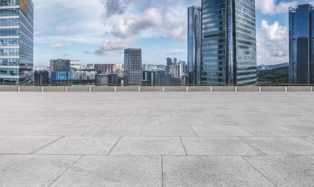 Photo modern urban plaza with skyline backdrop