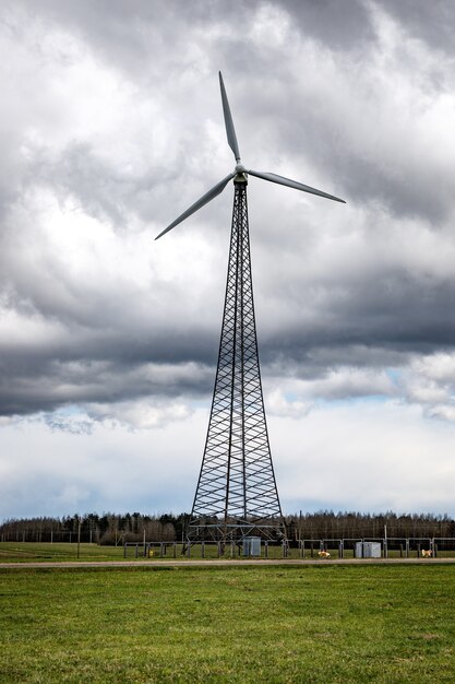 Photo modern windmill energy tower in the countryside.