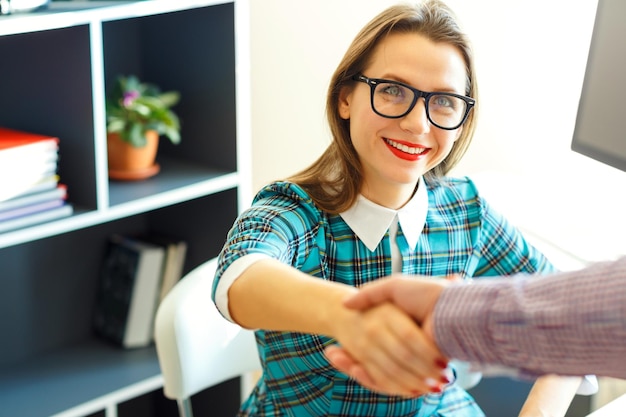 Photo modern young business woman with arm extended to handshake