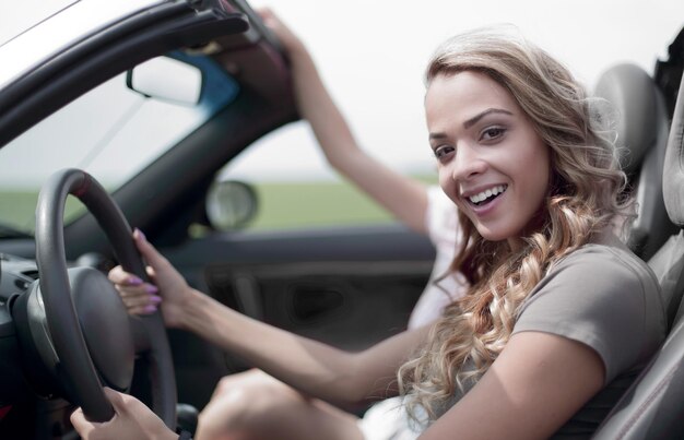 Photo modern young woman driving a convertible