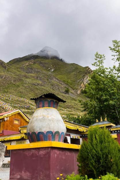 Photo monastery and gompas in muktinath temple village in upper mustang of jomsom in nepal