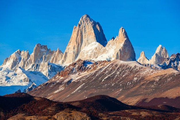 Photo monte fitz roy (also known as cerro chalten) aerial sunrise view. fitz roy is a mountain located near el chalten, in the southern patagonia, on the border between argentina and chile.