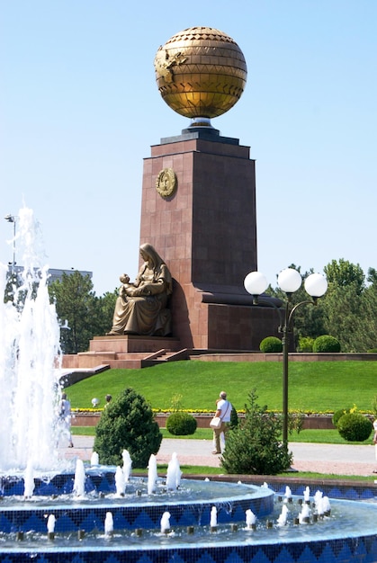 Monument of a mother with a child in the city of Tashkent