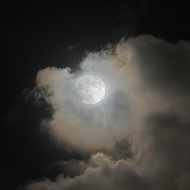 Photo a moon in the sky with clouds and moon